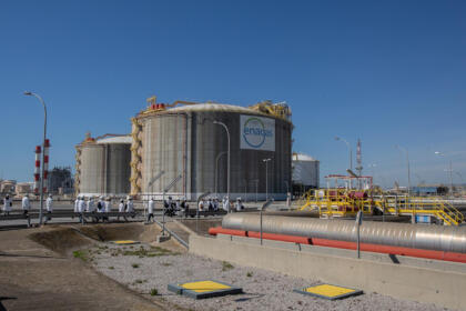 Extérieur de l'usine de regazéification Enagás de Barcelona
