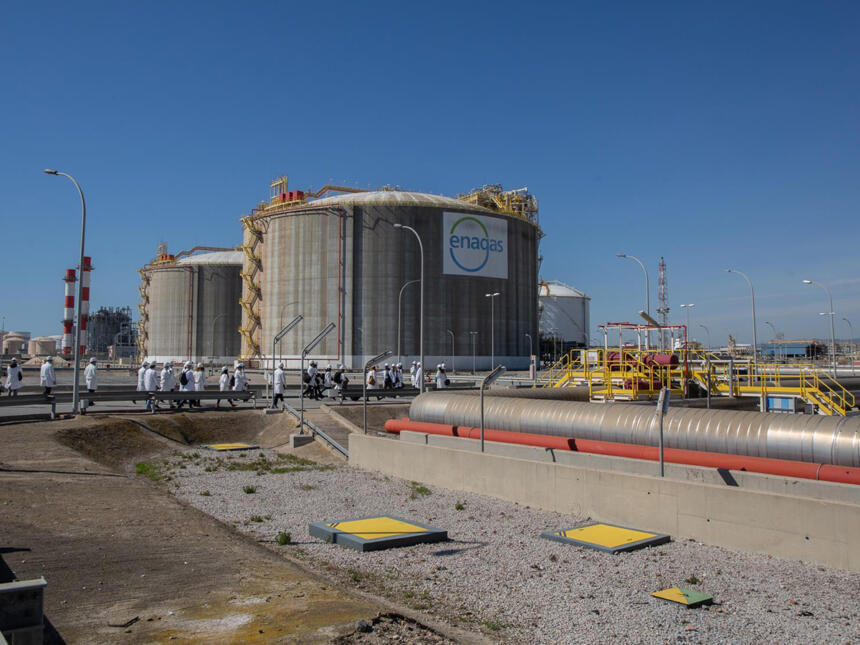 Extérieur de l'usine de regazéification Enagás de Barcelona