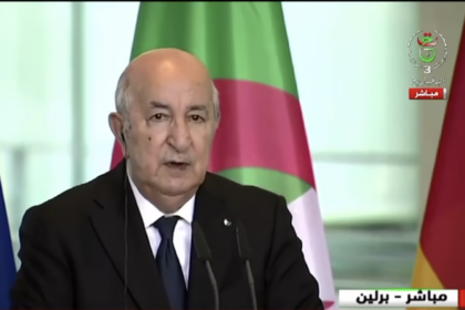 Capture d'écran de la télévision algérienne montrant Abdelmadjid Tebboune s'exprimant au pupitre lors de la conférence de presse avec Friedrich Merz à Berlin, devant les drapeaux algérien et européen