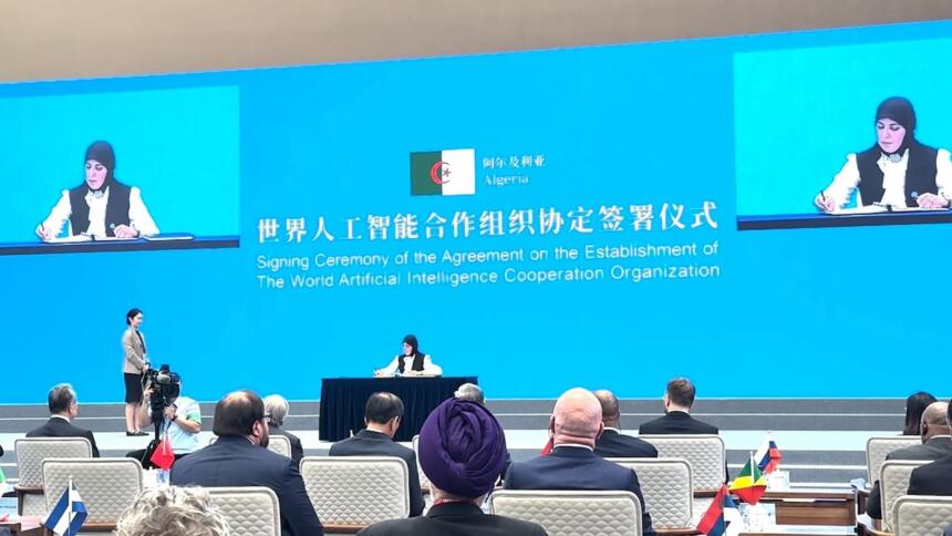 Meriem Benmouloud signant l'accord fondateur de l'Organisation mondiale de coopération en intelligence artificielle à Shanghai, drapeau algérien projeté à l'écran