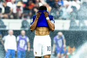 Kylian Mbappé, maillot relevé sur le visage, après l'élimination de la France en demi-finale du Mondial 2026.