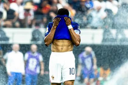 Kylian Mbappé, maillot relevé sur le visage, après l'élimination de la France en demi-finale du Mondial 2026.