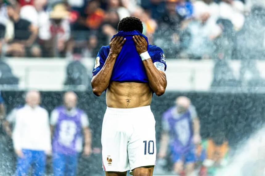 Kylian Mbappé, maillot relevé sur le visage, après l'élimination de la France en demi-finale du Mondial 2026.