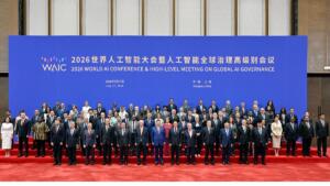 Photo de groupe des représentants des 29 États fondateurs de l'organisation mondiale de l'intelligence artificielle à Shanghai, dont Meriem Benmouloud pour l'Algérie