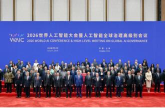 Photo de groupe des représentants des 29 États fondateurs de l'organisation mondiale de l'intelligence artificielle à Shanghai, dont Meriem Benmouloud pour l'Algérie