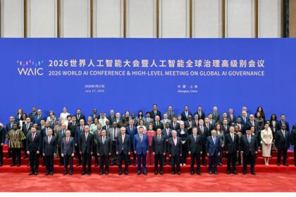 Photo de groupe des représentants des 29 États fondateurs de l'organisation mondiale de l'intelligence artificielle à Shanghai, dont Meriem Benmouloud pour l'Algérie