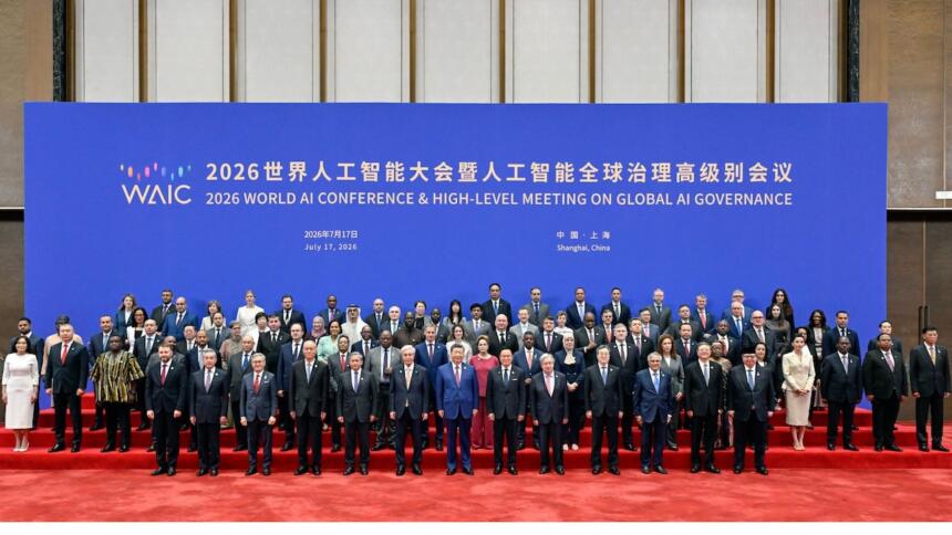 Photo de groupe des représentants des 29 États fondateurs de l'organisation mondiale de l'intelligence artificielle à Shanghai, dont Meriem Benmouloud pour l'Algérie