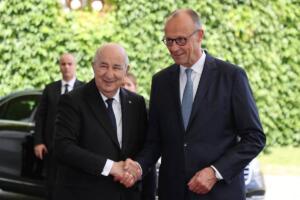 Poignée de main entre Abdelmadjid Tebboune et Friedrich Merz à leur arrivée à la Chancellerie fédérale de Berlin