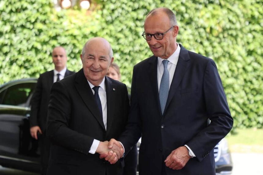 Poignée de main entre Abdelmadjid Tebboune et Friedrich Merz à leur arrivée à la Chancellerie fédérale de Berlin