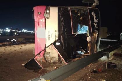 Bus renversé sur la route nationale n°6 après un accident à Aïn Sefra, wilaya de Naâma