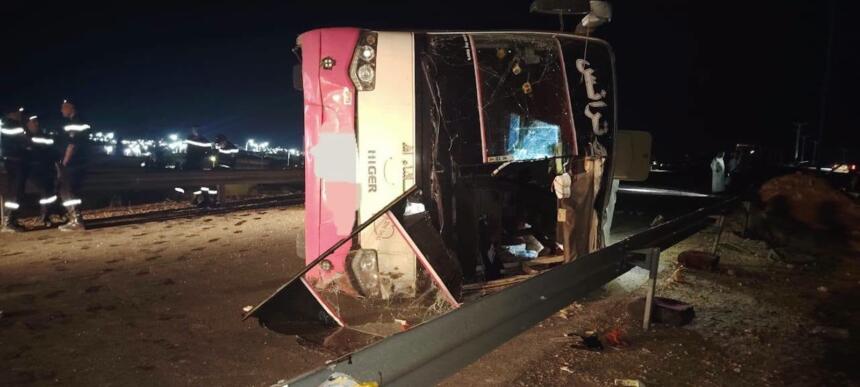 Bus renversé sur la route nationale n°6 après un accident à Aïn Sefra, wilaya de Naâma