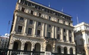 Façade du siège de la Banque d'Algérie à Alger, immeuble de style haussmannien avec colonnades et arcades.