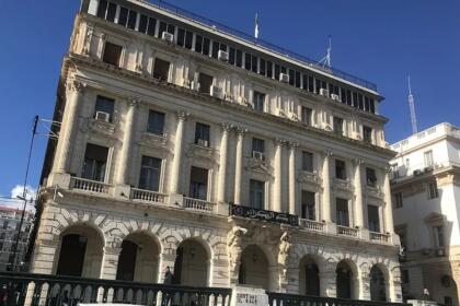 Façade du siège de la Banque d'Algérie à Alger, immeuble de style haussmannien avec colonnades et arcades.
