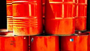 Fûts de pétrole brut entreposés, illustration de la hausse des prix du baril liée aux tensions dans le détroit d'Ormuz