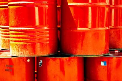 Fûts de pétrole brut entreposés, illustration de la hausse des prix du baril liée aux tensions dans le détroit d'Ormuz