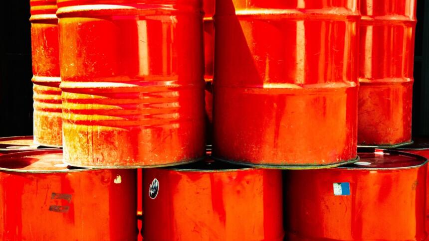 Fûts de pétrole brut entreposés, illustration de la hausse des prix du baril liée aux tensions dans le détroit d'Ormuz