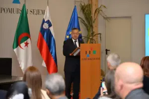 Kamel Beddari au pupitre du salon AGRA 2026 à Gornja Radgona, drapeaux algérien, slovène et européen en arrière-plan
