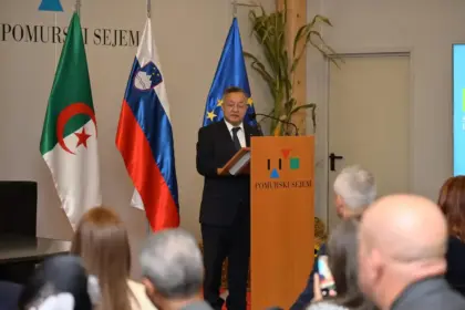 Kamel Beddari au pupitre du salon AGRA 2026 à Gornja Radgona, drapeaux algérien, slovène et européen en arrière-plan