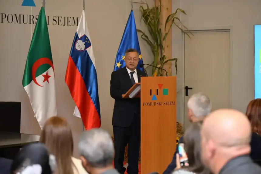 Kamel Beddari au pupitre du salon AGRA 2026 à Gornja Radgona, drapeaux algérien, slovène et européen en arrière-plan