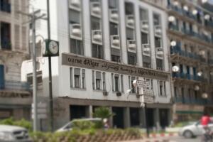 Façade de la Bourse d'Alger avec son enseigne bilingue français-arabe, Alger.