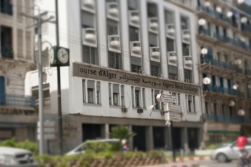 Façade de la Bourse d'Alger avec son enseigne bilingue français-arabe, Alger.