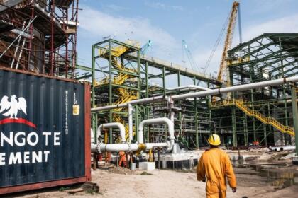 Vue d'ensemble du chantier de la raffinerie de pétrole Dangote au Nigeria, illustrant l'infrastructure industrielle financée par la levée de fonds panafricaine.