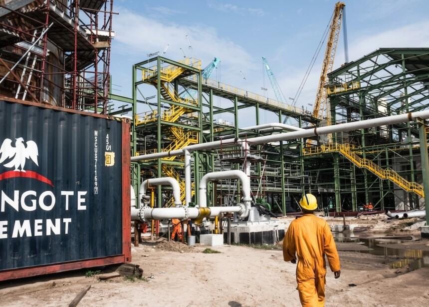 Vue d'ensemble du chantier de la raffinerie de pétrole Dangote au Nigeria, illustrant l'infrastructure industrielle financée par la levée de fonds panafricaine.