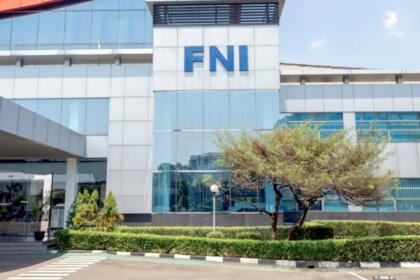 Siège du Fonds National d'Investissement (FNI) à Alger, façade vitrée avec le sigle FNI en bleu