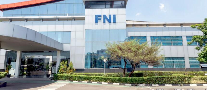Siège du Fonds National d'Investissement (FNI) à Alger, façade vitrée avec le sigle FNI en bleu