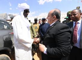 Sifi Ghrieb serre la main du Premier ministre nigérien Ali Mahaman Lamine Zeine lors de son départ du site du projet pétrolier de Kfra, au Niger.
