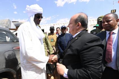 Sifi Ghrieb serre la main du Premier ministre nigérien Ali Mahaman Lamine Zeine lors de son départ du site du projet pétrolier de Kfra, au Niger.