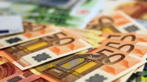 Liasse de billets de banque en euros, illustrant la déclaration obligatoire des devises aux douanes algériennes