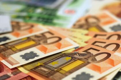 Liasse de billets de banque en euros, illustrant la déclaration obligatoire des devises aux douanes algériennes