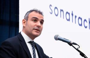 Rosario Pistorio, administrateur délégué de Sonatrach Raffineria Italiana, prend la parole au micro devant un panneau où figure le logo Sonatrach