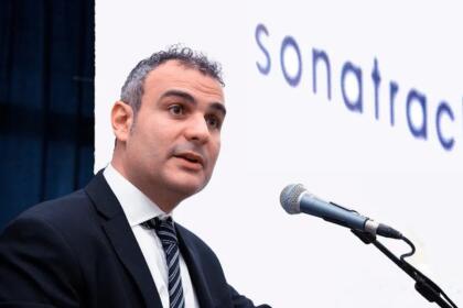 Rosario Pistorio, administrateur délégué de Sonatrach Raffineria Italiana, prend la parole au micro devant un panneau où figure le logo Sonatrach