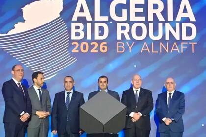 Cérémonie de lancement de l'Algeria Bid Round 2026 à Alger, six responsables debout sur scène devant un écran affichant le logo de l'appel d'offres et la carte de l'Algérie.