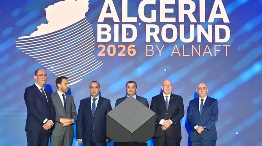 Cérémonie de lancement de l'Algeria Bid Round 2026 à Alger, six responsables debout sur scène devant un écran affichant le logo de l'appel d'offres et la carte de l'Algérie.
