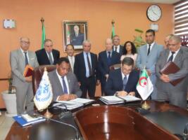 Signature du programme de coopération Algérie-OMS 2026-2027 par le ministre de la Santé et le représentant de l'OMS, entourés de cadres du ministère.
