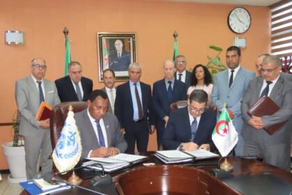 Signature du programme de coopération Algérie-OMS 2026-2027 par le ministre de la Santé et le représentant de l'OMS, entourés de cadres du ministère.