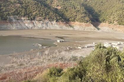 Barrage à sec en Algérie, illustration de la sécheresse et du stress hydrique