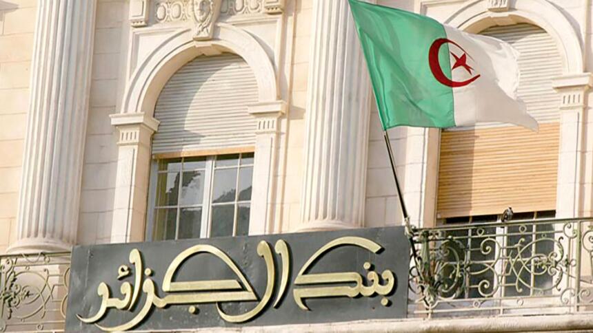 Façade du siège de la Banque d'Algérie à Alger avec le drapeau national algérien flottant devant l'entrée.