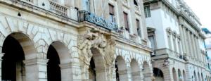 Façade du siège de la Banque d'Algérie, place des Martyrs à Alger, avec ses cariatides sculptées