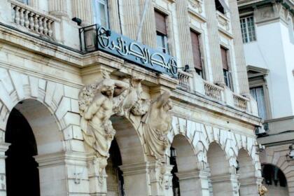 Façade du siège de la Banque d'Algérie, place des Martyrs à Alger, avec ses cariatides sculptées