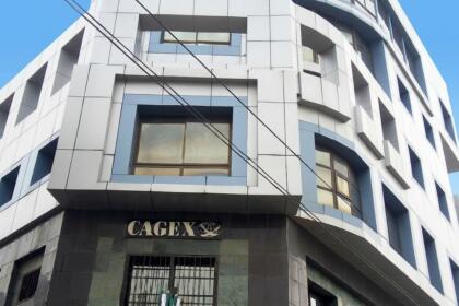 Façade du siège de la CAGEX en Algérie, un bâtiment moderne blanc portant le logo de la Compagnie algérienne d’assurance et de garantie des exportations.