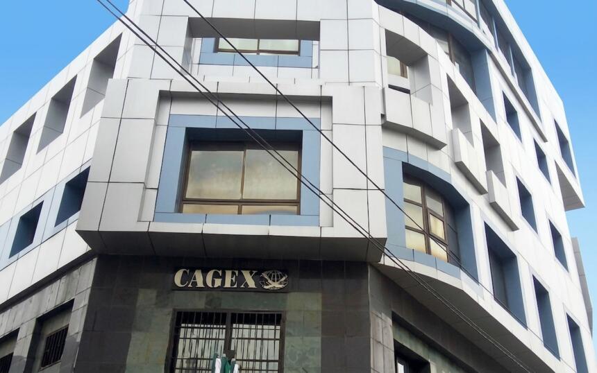 Façade du siège de la CAGEX en Algérie, un bâtiment moderne blanc portant le logo de la Compagnie algérienne d’assurance et de garantie des exportations.