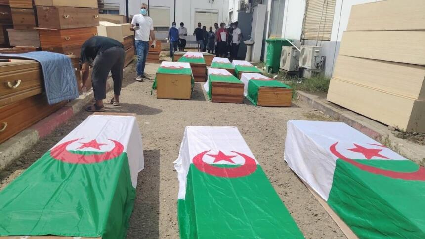Des cercueils recouverts de l'emblème national algérien à Jijel