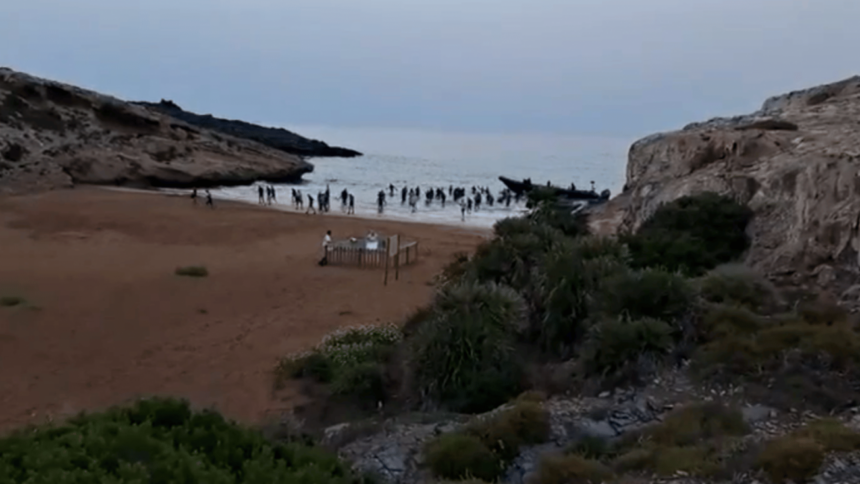 وصول مهاجرين غير شرعيين إلى كارتاخينا، إسبانيا