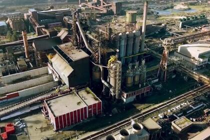 Vue aérienne du complexe sidérurgique d'El Hadjar à Annaba, avec haut-fourneau, cheminées industrielles et voies ferrées.