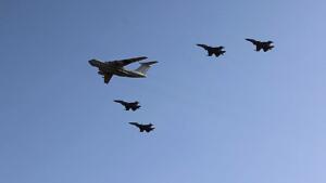 Formation d'un Iliouchine Il-76 et de quatre chasseurs Su-30 de l'armée de l'air algérienne en vol vers Niamey