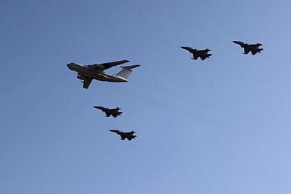 Formation d'un Iliouchine Il-76 et de quatre chasseurs Su-30 de l'armée de l'air algérienne en vol vers Niamey